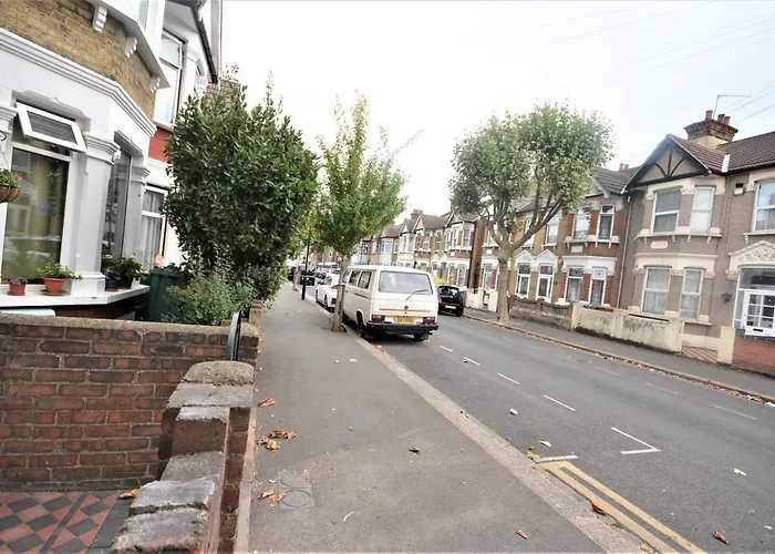 Cheerful 3 Bedroom Home In Greater London