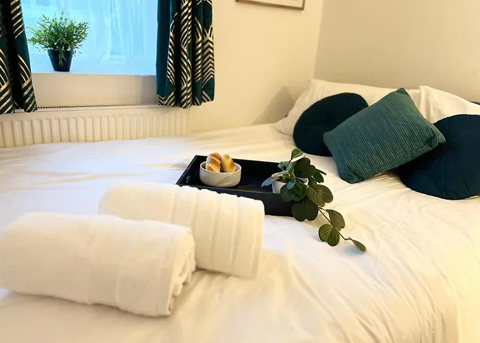 Cosy Trio: Flexible Stay Near Mall with Parking London