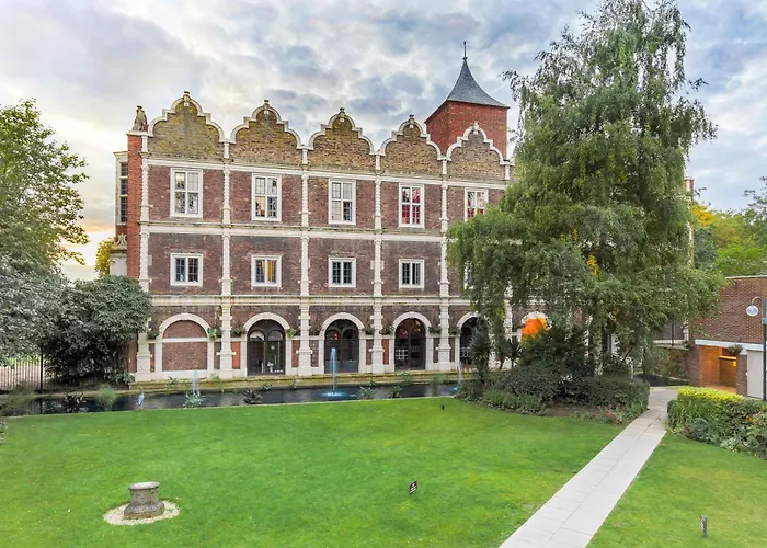 Cheap Hotels in LondonSafestay Kensington Holland Park (Adults Only)