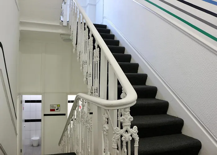 Cheap Hotels in LondonUrbany 18-40 Years Old