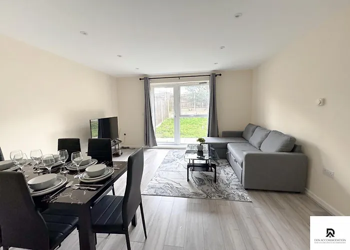 Newly Launched Two Bedroom House By Den Accommodation Short Lets & Serviced Accommodation With Garden London