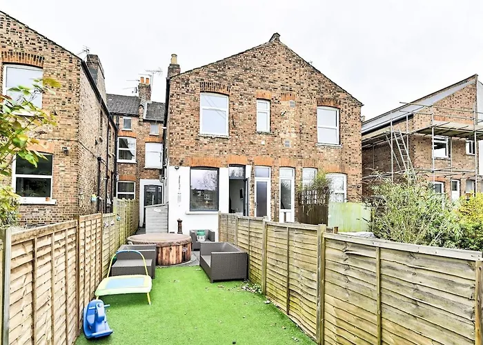 Hottub Spacious Garden House London