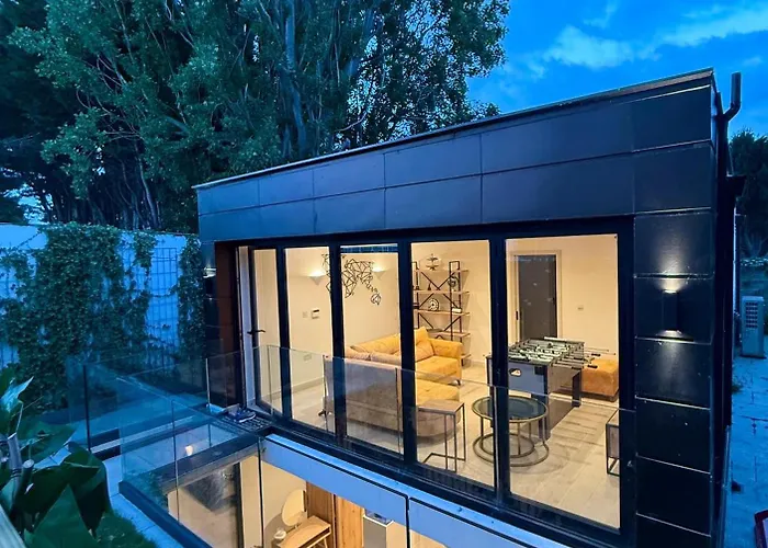 Chic 2 Bedroom Modern Cave House London