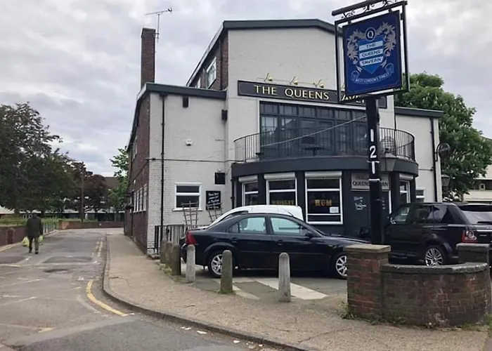The Queens Hostel London