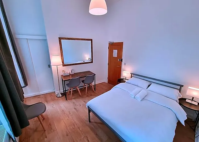 London Full House Hotel