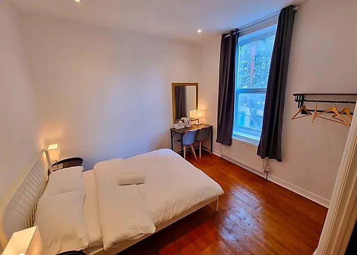London Full House Hotel