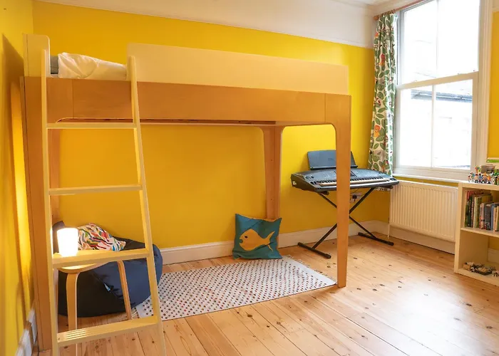 Stunning 3-Bedroom Townhouse In Superb Location London